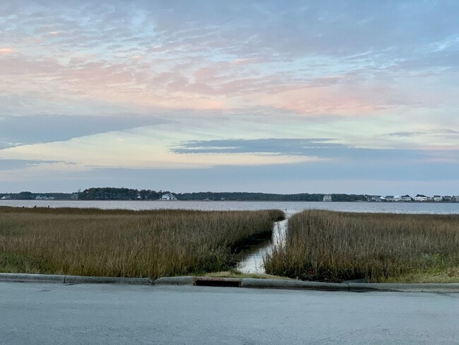 Building Photo - Charming 2 Bedroom with bonus room home in Historic Downtown Morehead City Walking District! Walk...