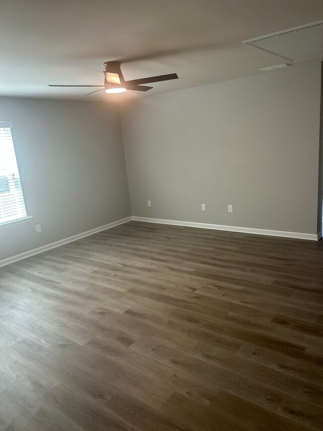 Building Photo - Welcome to this move-in ready, spacious ho...
