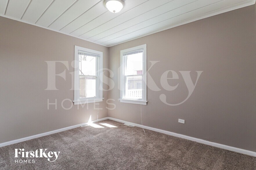 Building Photo - 446 Barron St