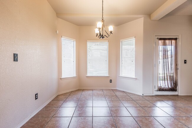 Building Photo - Gorgeous 4 bedroom 2.5 bath home in NorthEast El Paso!!