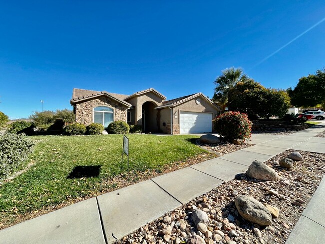 Building Photo - Well Maintained Home in Desert Hills