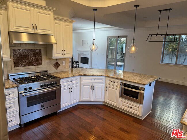 Building Photo - 2005 Robinson St