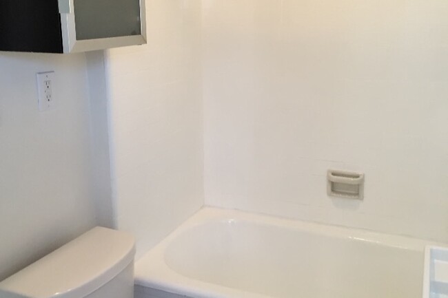 Large, soaking bathtub & shower - 3534 Helms Ave