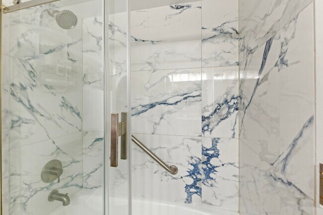 Building Photo - 611 Destiny Dr