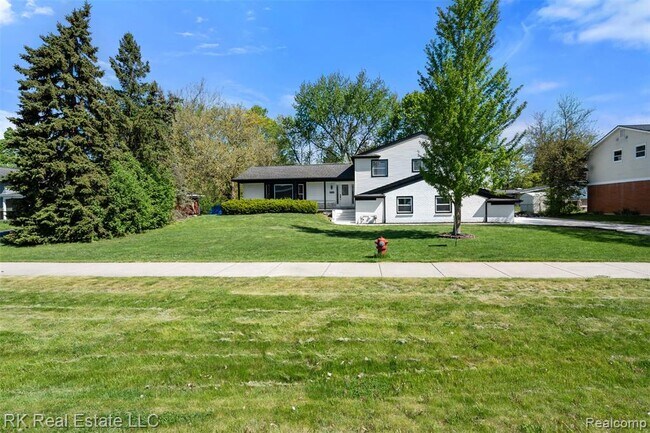 Building Photo - 30728 W 14 Mile Rd