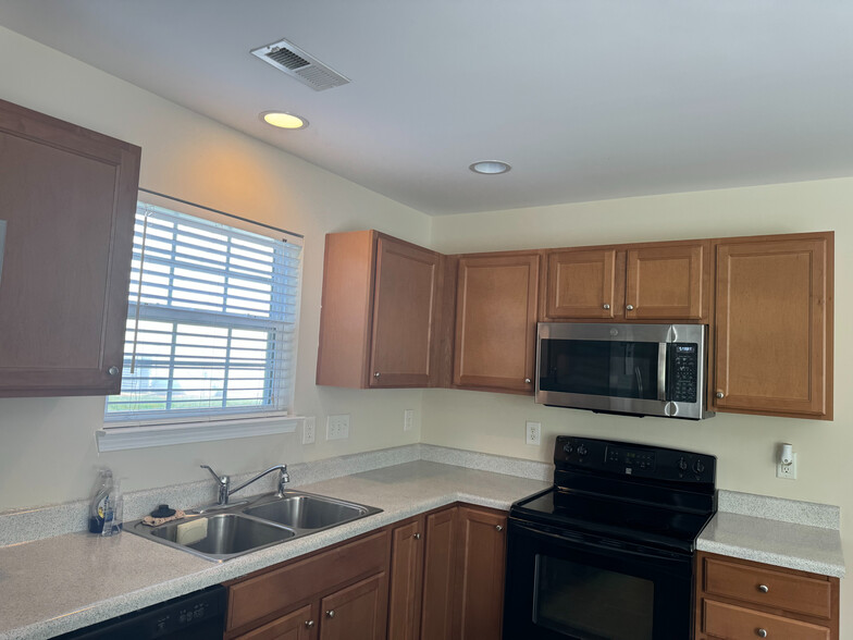 Building Photo - Room in Townhome on Averette Hill Dr