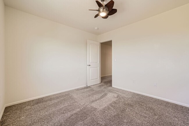 Building Photo - 3 bedroom townhome on north side, attached...