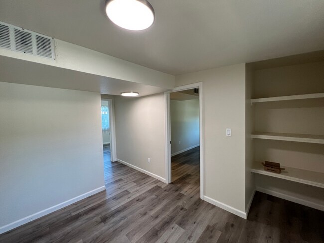 Building Photo - 924 N Van Ness Ave