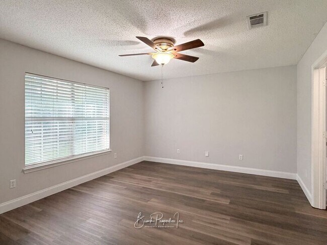 Building Photo - 2520 Southern Oaks Dr