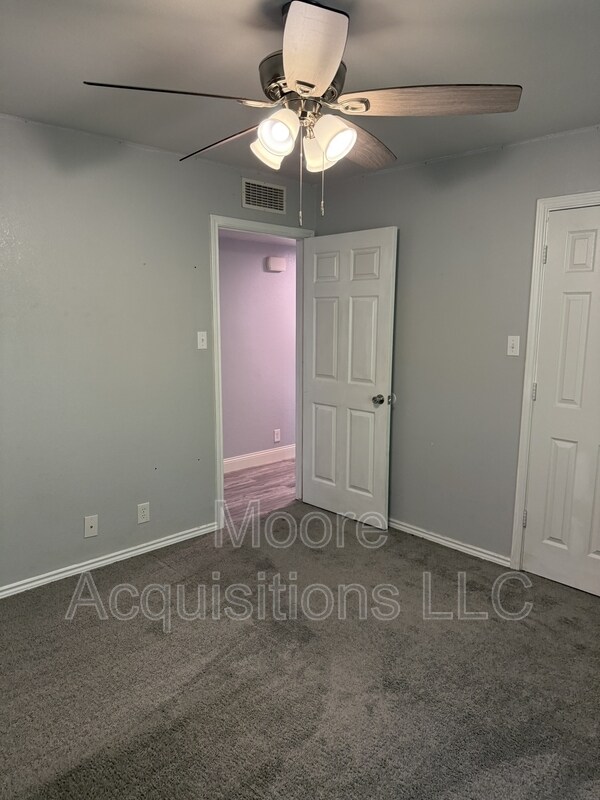 Building Photo - 3601 Oakwood Dr