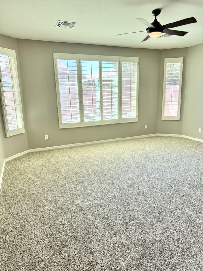 Building Photo - Beautiful 4 Bedroom Single Level Home Loca...