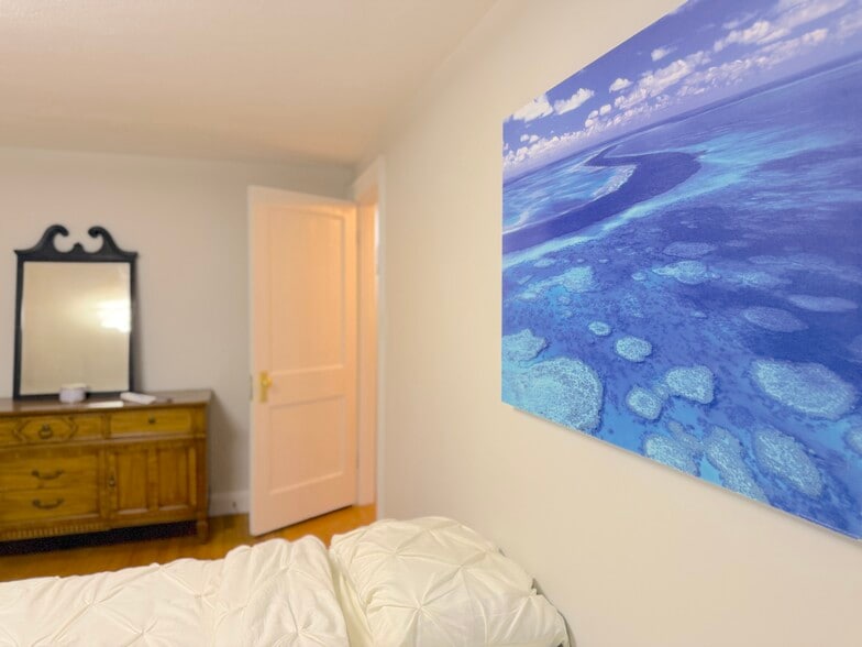 Building Photo - 64 Rowe St