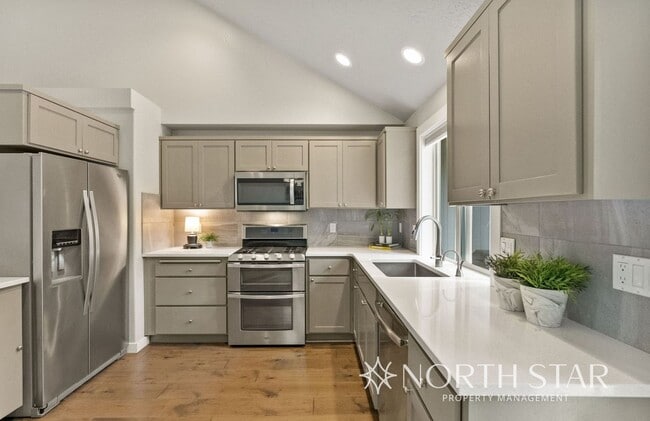 Building Photo - Modern and Spacious 3 bed/2 bath