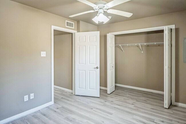 Building Photo - Summit at Pine Lake