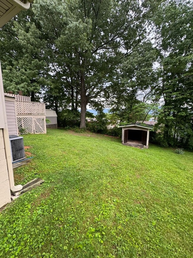 Building Photo - 2 Bed 1 Bath in Rossville w/ Huge Storage ...