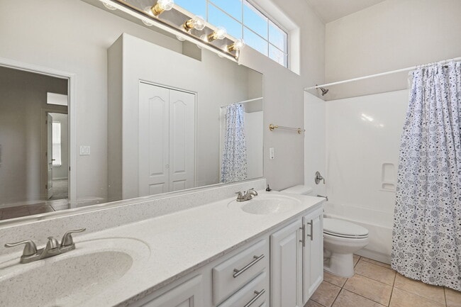 Building Photo - 1425 W Commerce Ave