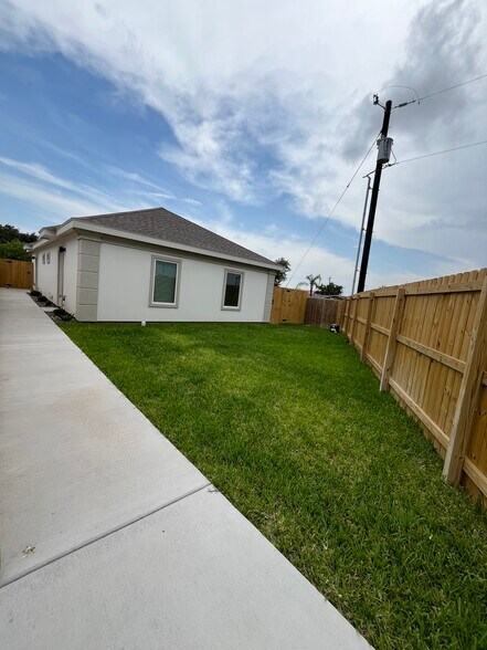 Building Photo - 7703 N 58th Ln