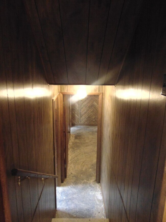 Building Photo - Fayette Family Farm House!