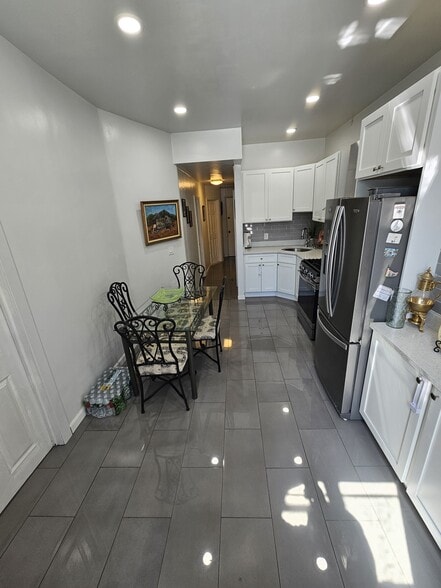 Kitchen - 4916 Park Ave