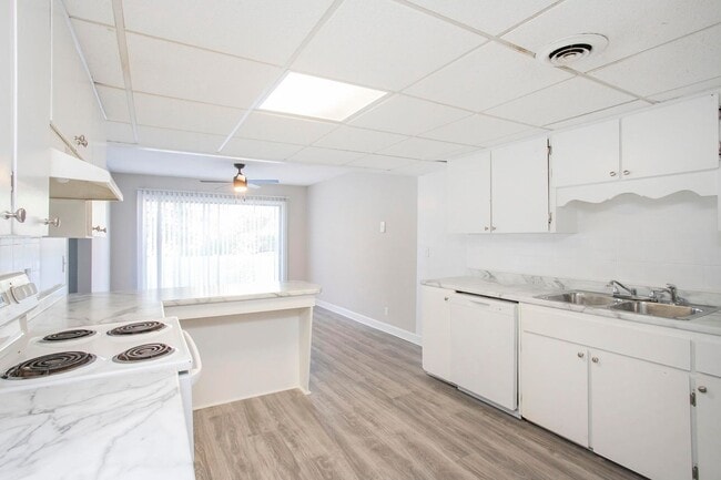 Building Photo - 421 Raintree Dr