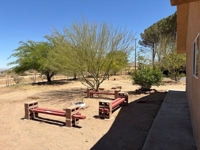 Building Photo - 3Bedroom/1.5 Bath Homeon 2.5 Acres...Rural Living At It's Best and For Only $2100 a Month