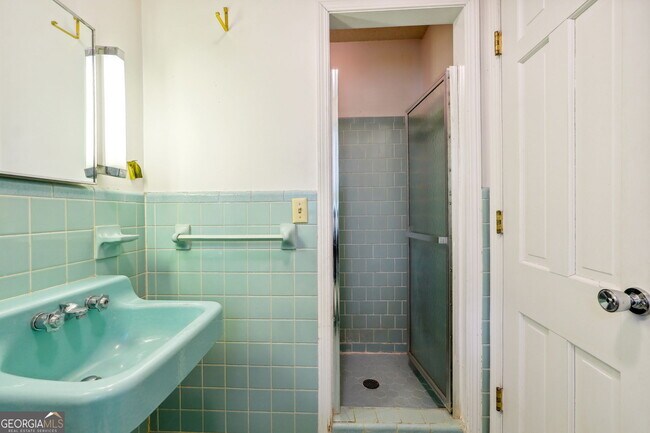 Building Photo - 5140 Lakewood Dr