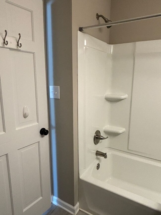 Building Photo - 5653 Indianola Ave