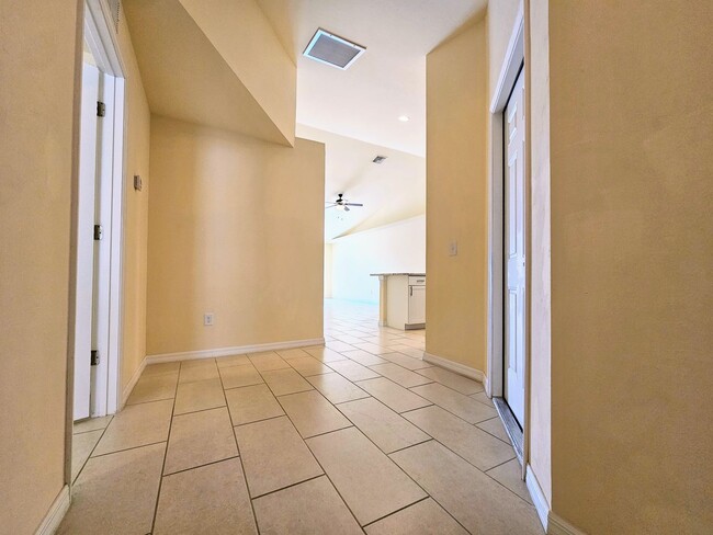 Building Photo - Stunning 3 Bed / 2 Bath Duplex w/ Garage –...
