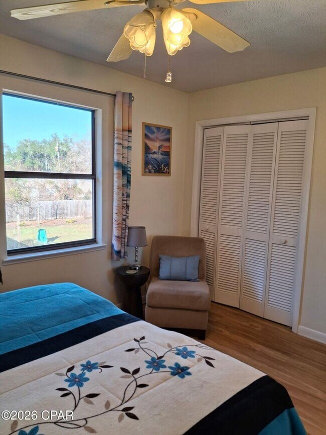 Building Photo - Gorgeous Townhome with a view!