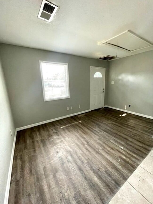 Building Photo - 2 Bed / 1 Bath Apartment