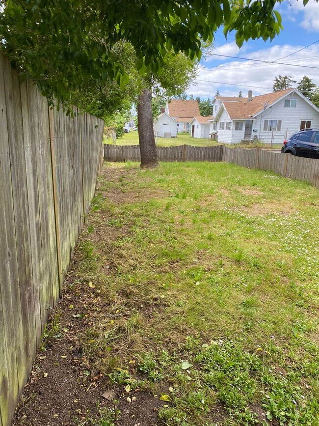 Building Photo - 4 bed 1 bath