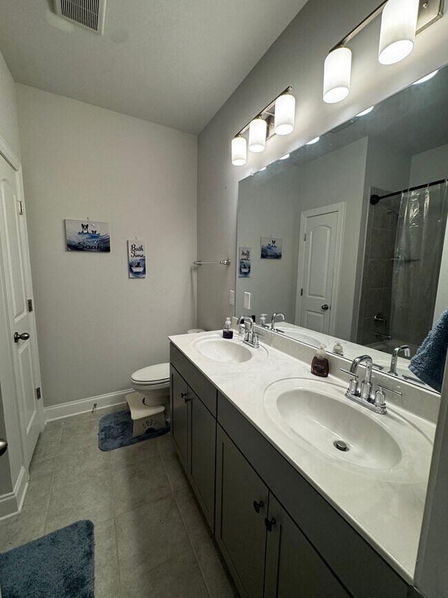 Building Photo - Newly build full furnished 3 bed 2 bath ho...