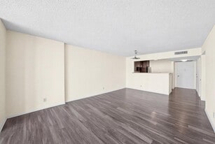 Building Photo - 1000 Parkview Dr