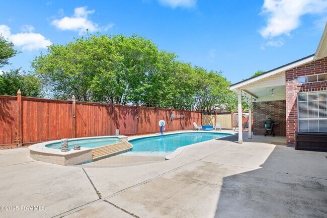 Building Photo - Beautifully updated 4-bedroom, 3-bath prop...