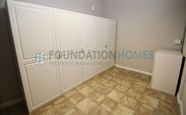 Building Photo - 11 Glen Dr