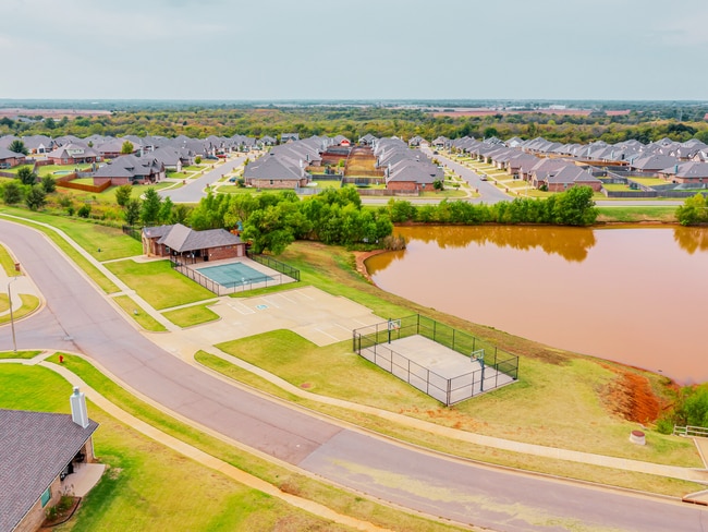 Building Photo - Captivating 3-Bed, 2-Bath Home in Charming...