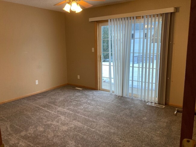 Building Photo - 2 Bed 2 Bath Twinhome with double attached garage SORRY NO PETS!!