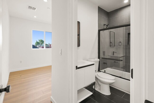 Building Photo - 1731 S New Hampshire Ave
