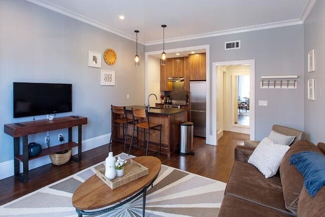 Building Photo - 304 Newbury St