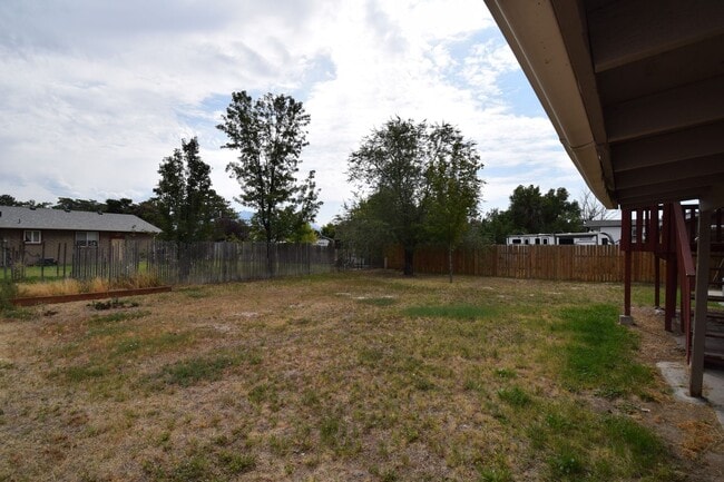 Building Photo - Comfortable Kearns 4-Bed Home with Spacious layout & Private Yard