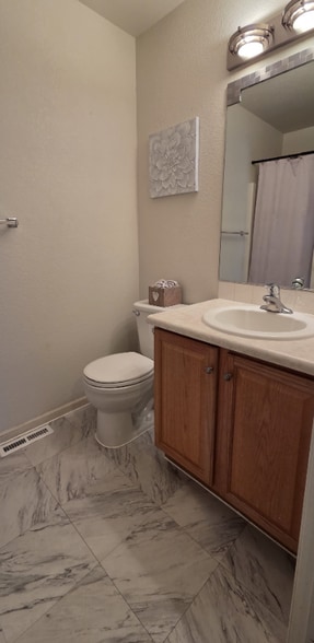 Building Photo - 721 Waterglen Dr