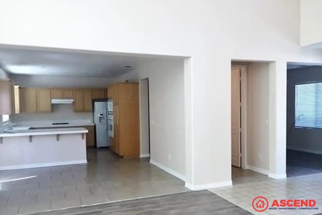 Building Photo - Charming 4-Bedroom, 2.5-Bath Home in 93311 – Gardener Included!