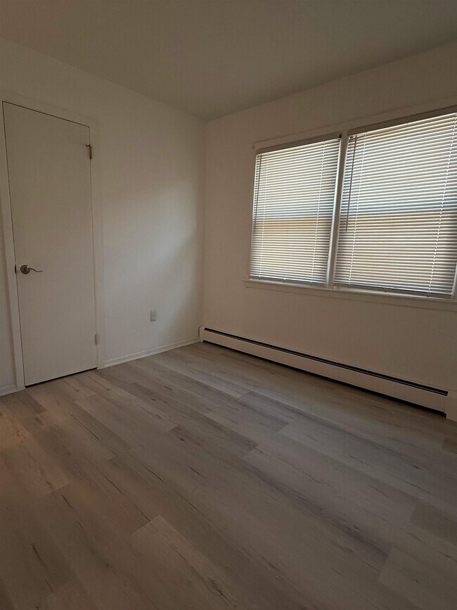 Building Photo - 64 Isabella Ave