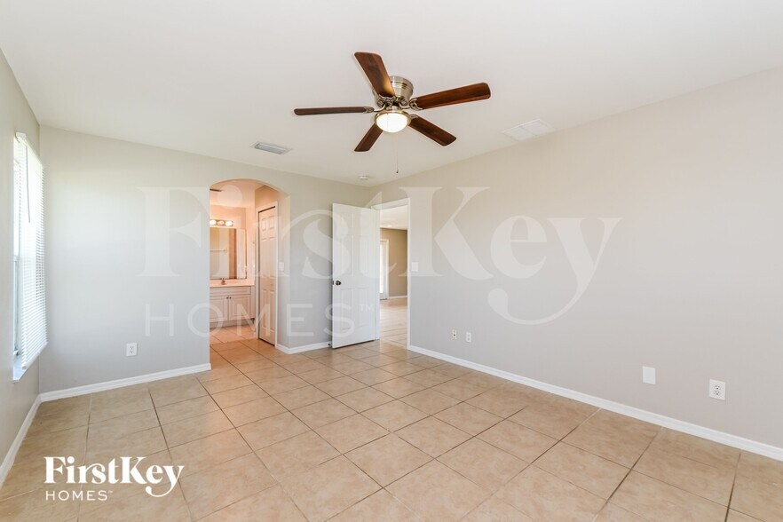 Building Photo - 200 SW 14th Ave