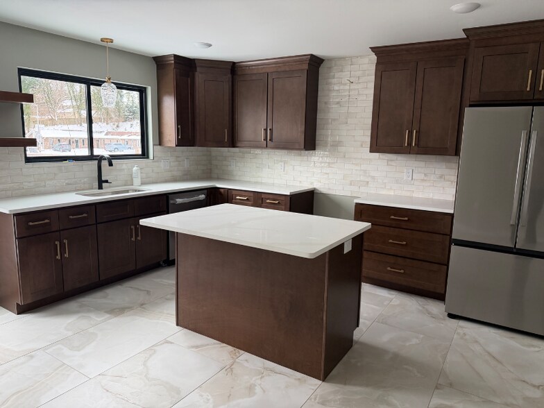 Building Photo - 577 English St