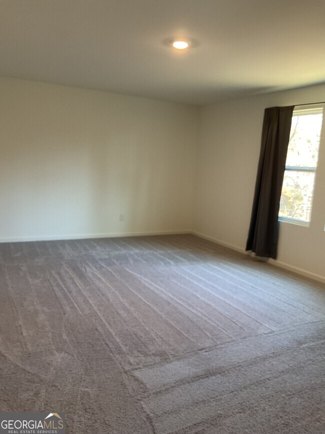 Building Photo - 305 Pond Ct