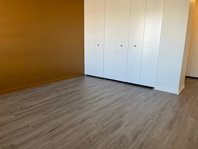 Building Photo - 50 E Bellevue Pl