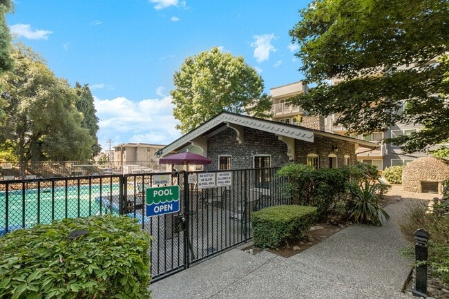 Building Photo - Bright Beacon Hill Condo in Secure Gated C...