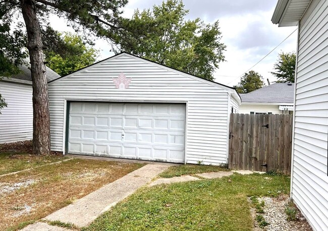 Building Photo - Cozy & Quiet 3BR Home with LVP Flooring