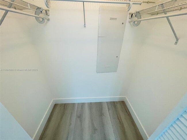 Building Photo - 950 Brickell Bay Dr